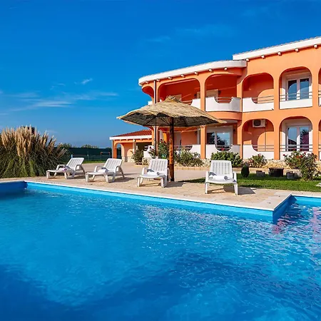 3 Bedroom Cozy In Сasa de vacaciones Galovac (Zadar)