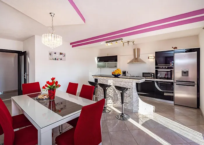 3 Bedroom Cozy In Сasa de vacaciones Galovac (Zadar)