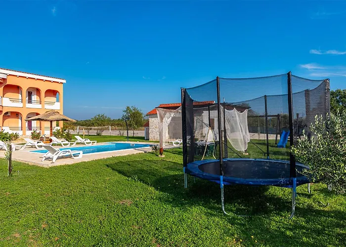Сasa de vacaciones 3 Bedroom Cozy In *