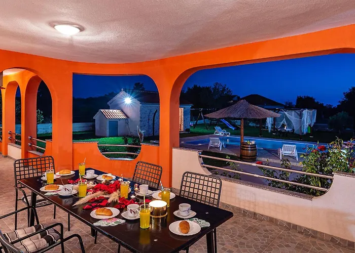 Сasa de vacaciones 3 Bedroom Cozy In Galovac (Zadar)