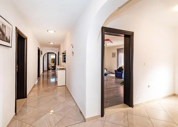3 Bedroom Cozy In Сasa de vacaciones Galovac (Zadar)
